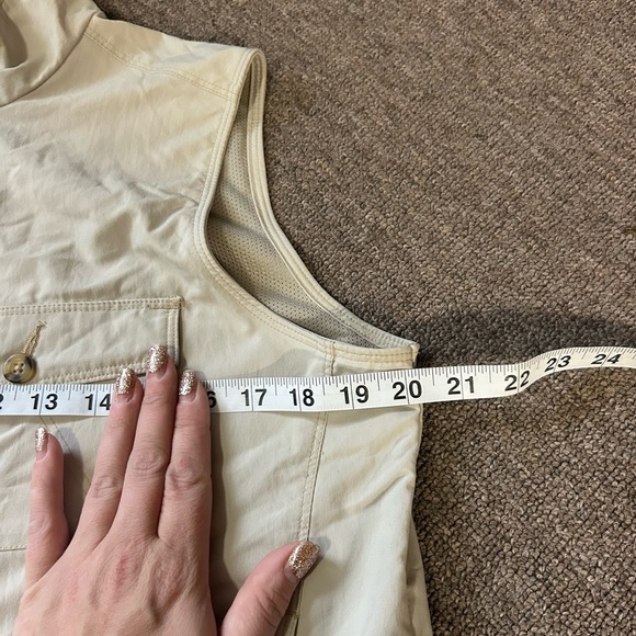 COLUMBIA size M tan vest, full front zip, pockets, collar, mesh lining - Picture 8 of 9